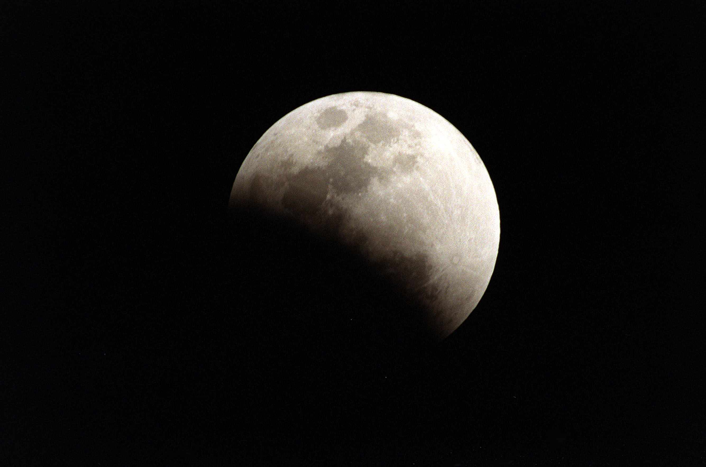 Lunar Eclipse at 1/2 mark?, 2000jan20.